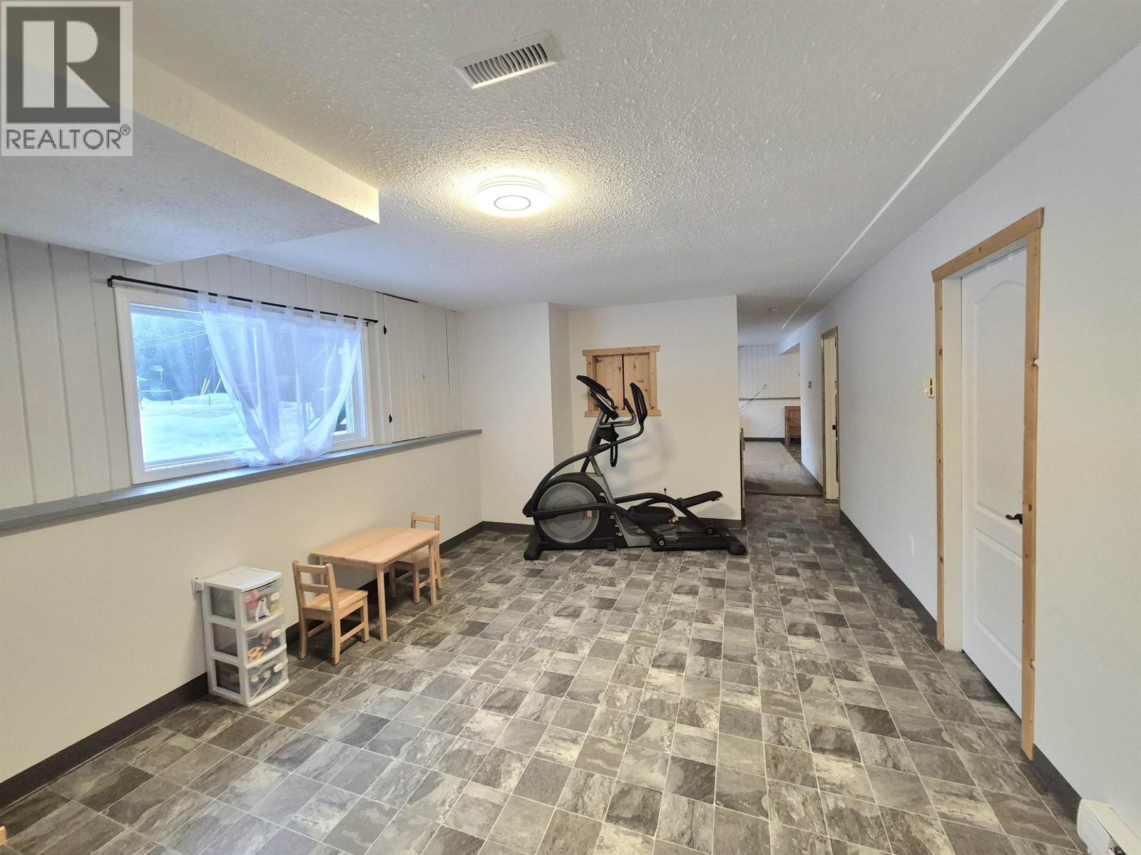 4765 CHILCOTIN CRESCENT - 27