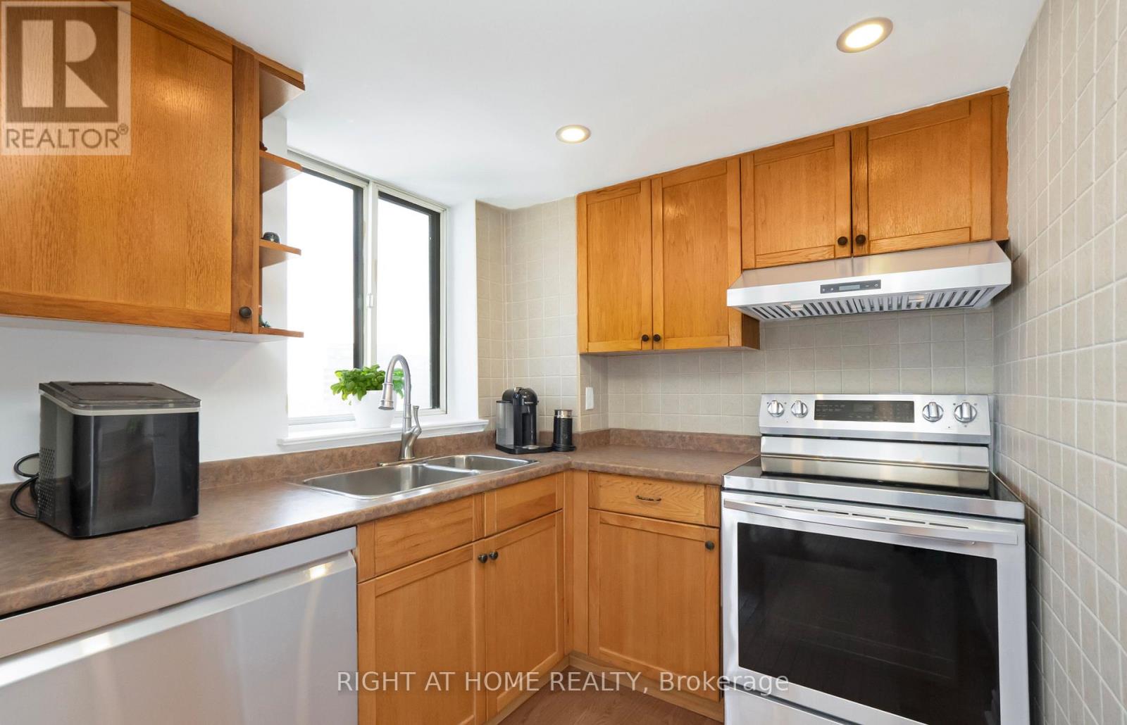 #1507 1360 RATHBURN ROAD E - 21