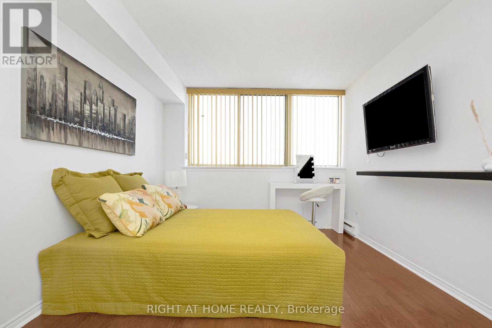 #1507 1360 RATHBURN ROAD E - 32