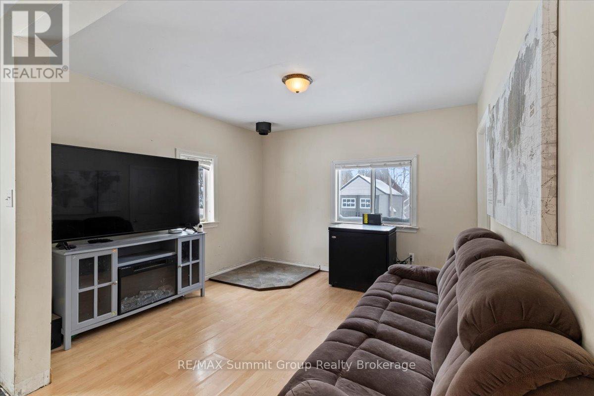 13 COLLINGWOOD STREET - 14