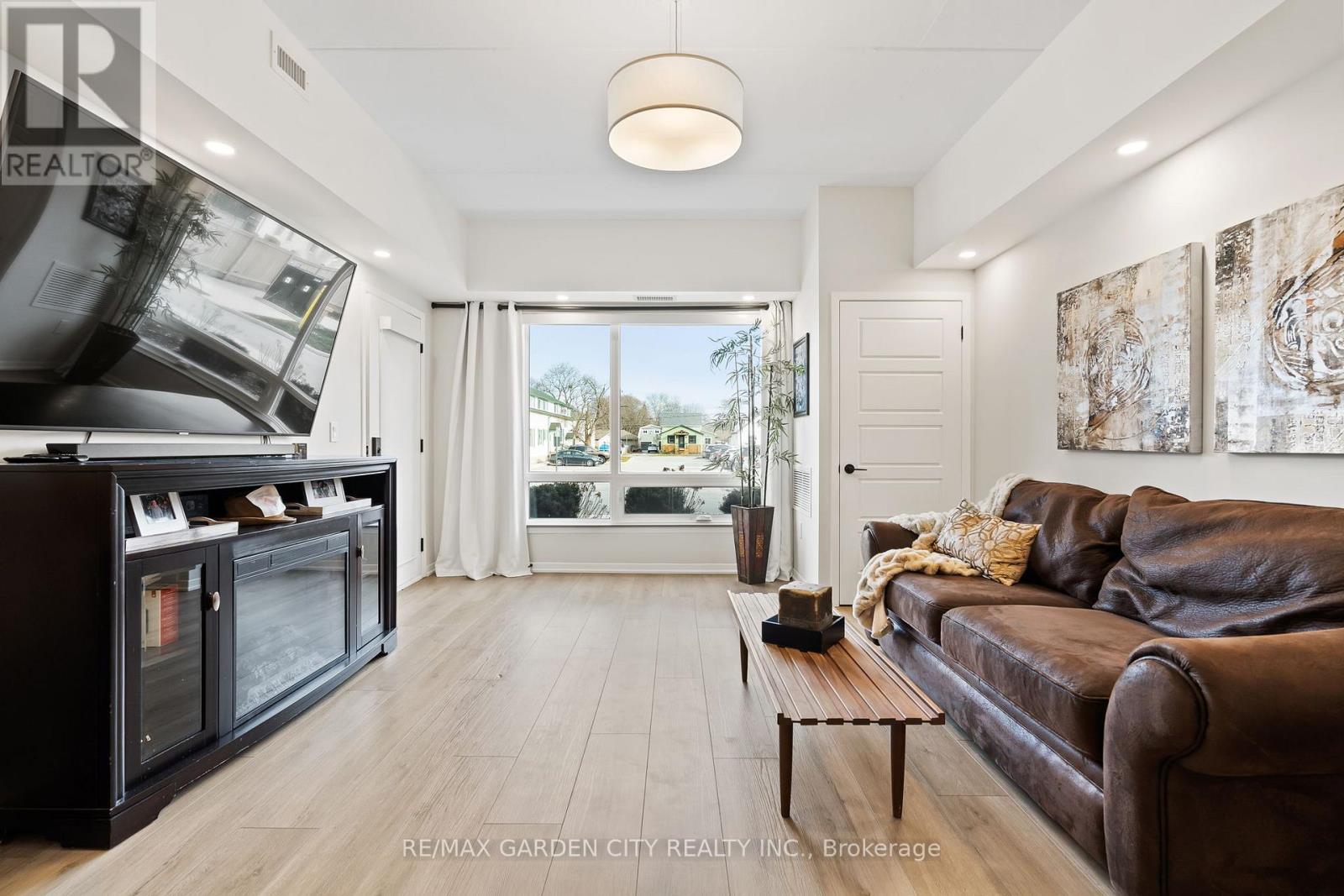 #105 3998 VICTORIA AVENUE - 17