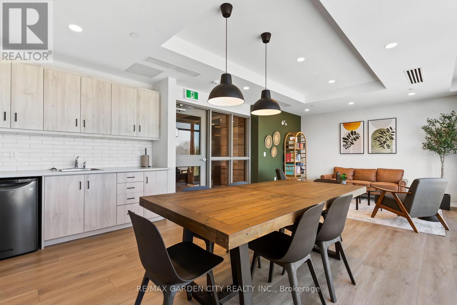 #105 3998 VICTORIA AVENUE - 9
