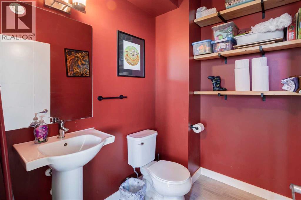 105 REDSTONE CRESCENT NE - 7
