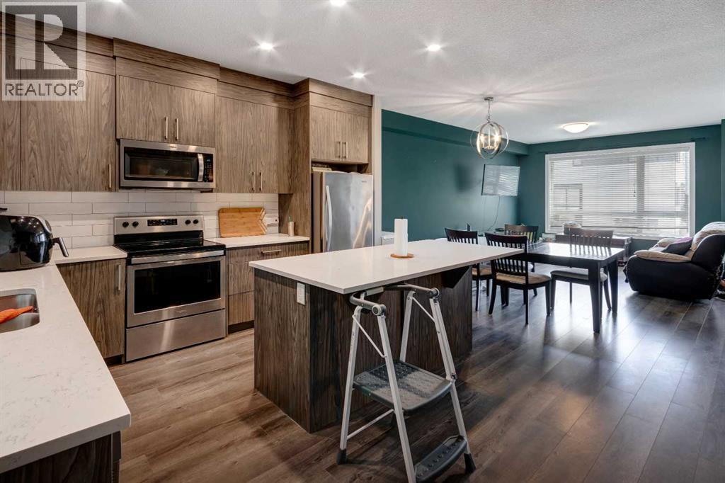 105 REDSTONE CRESCENT NE - 3