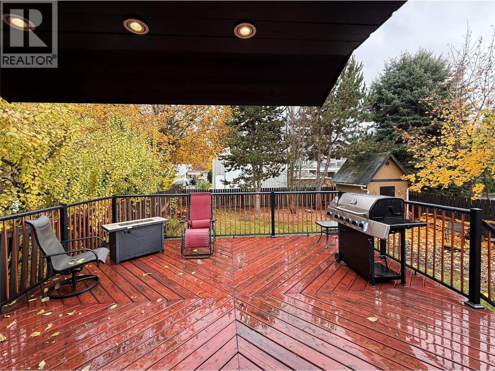 Beautiful 2022 built raised deck