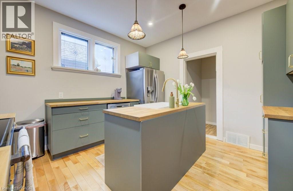 8 SPRING Street E - 17