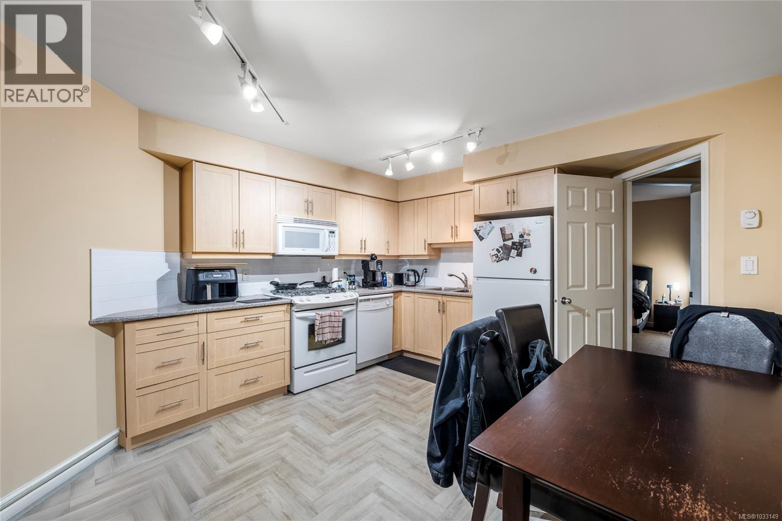 257 Michigan St - 30