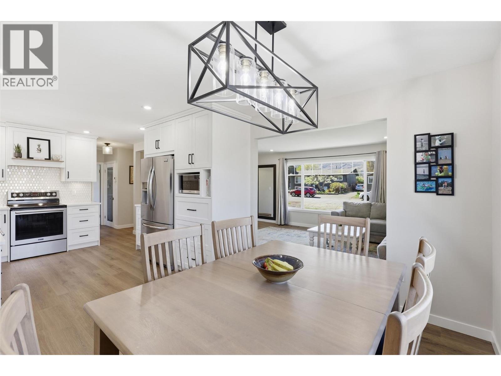 2484 YOUNG Avenue - 10