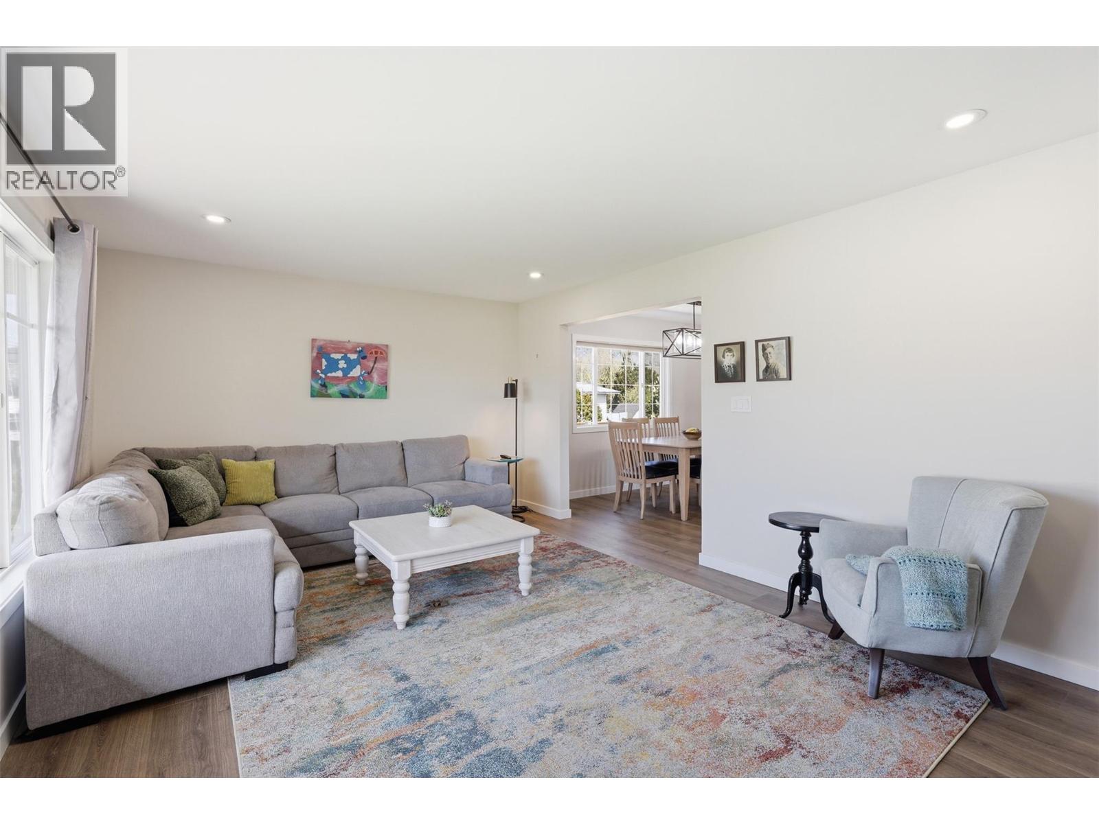 2484 YOUNG Avenue - 11