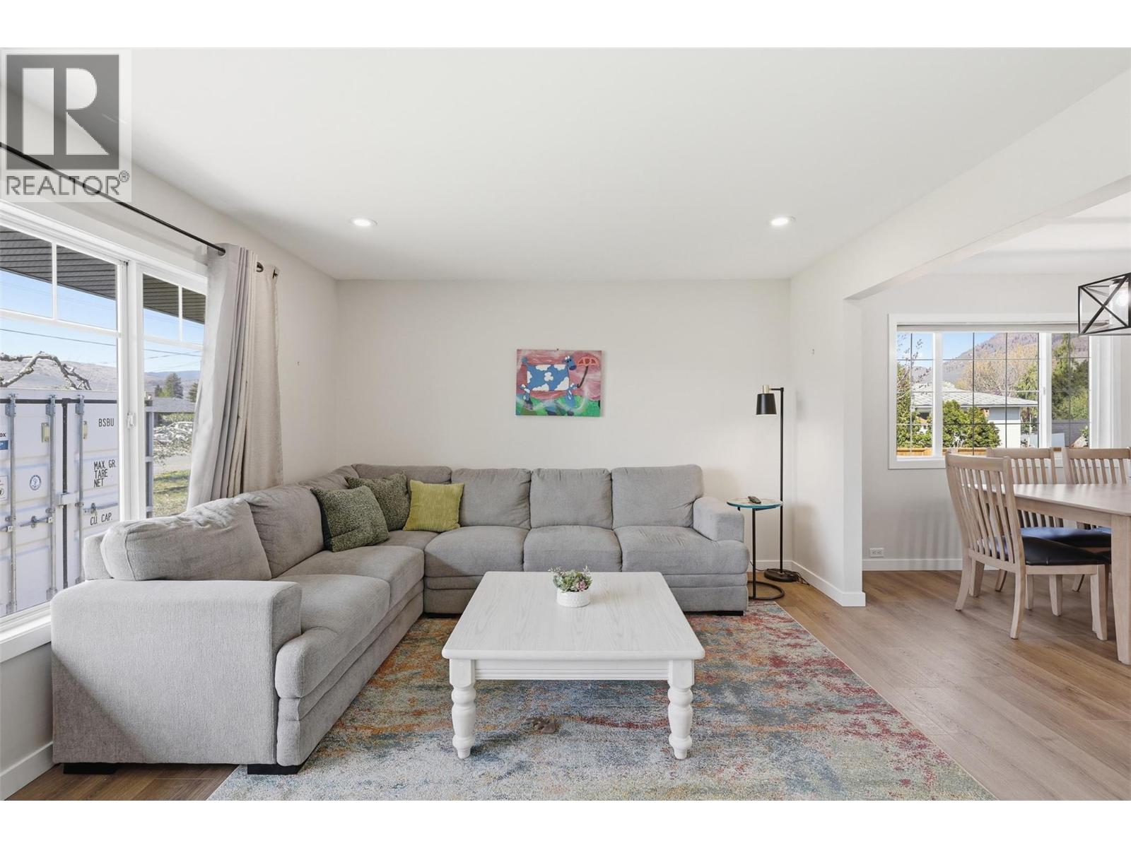 2484 YOUNG Avenue - 12