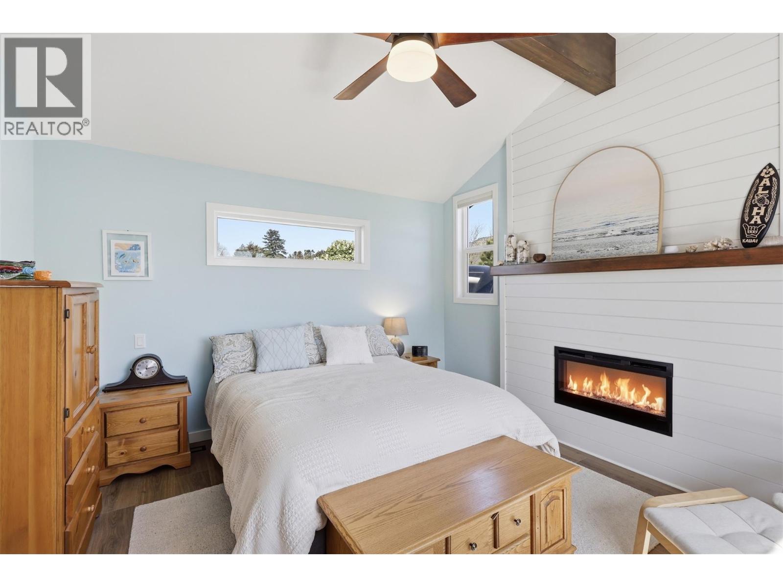 2484 YOUNG Avenue - 15