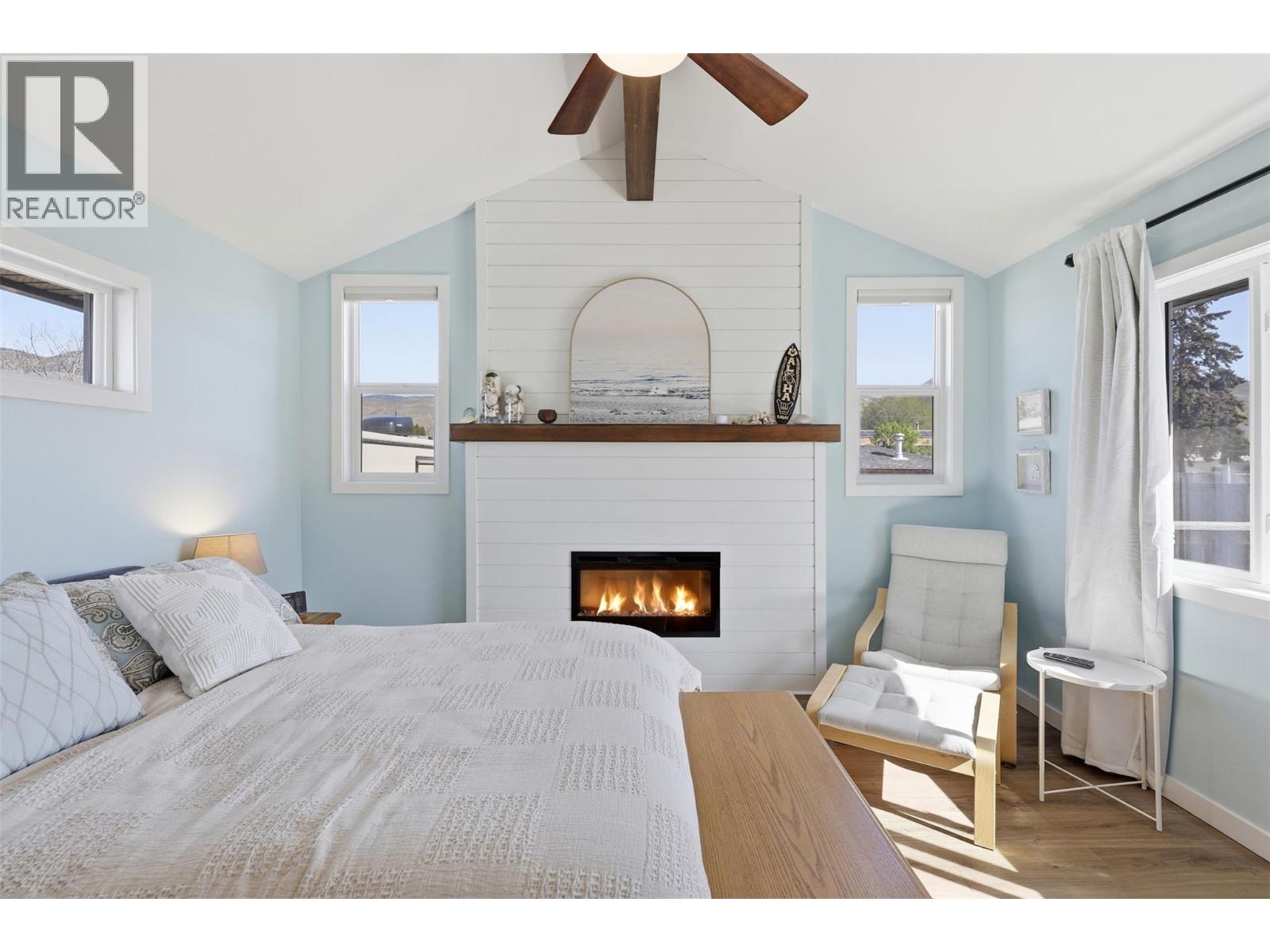 2484 YOUNG Avenue - 16