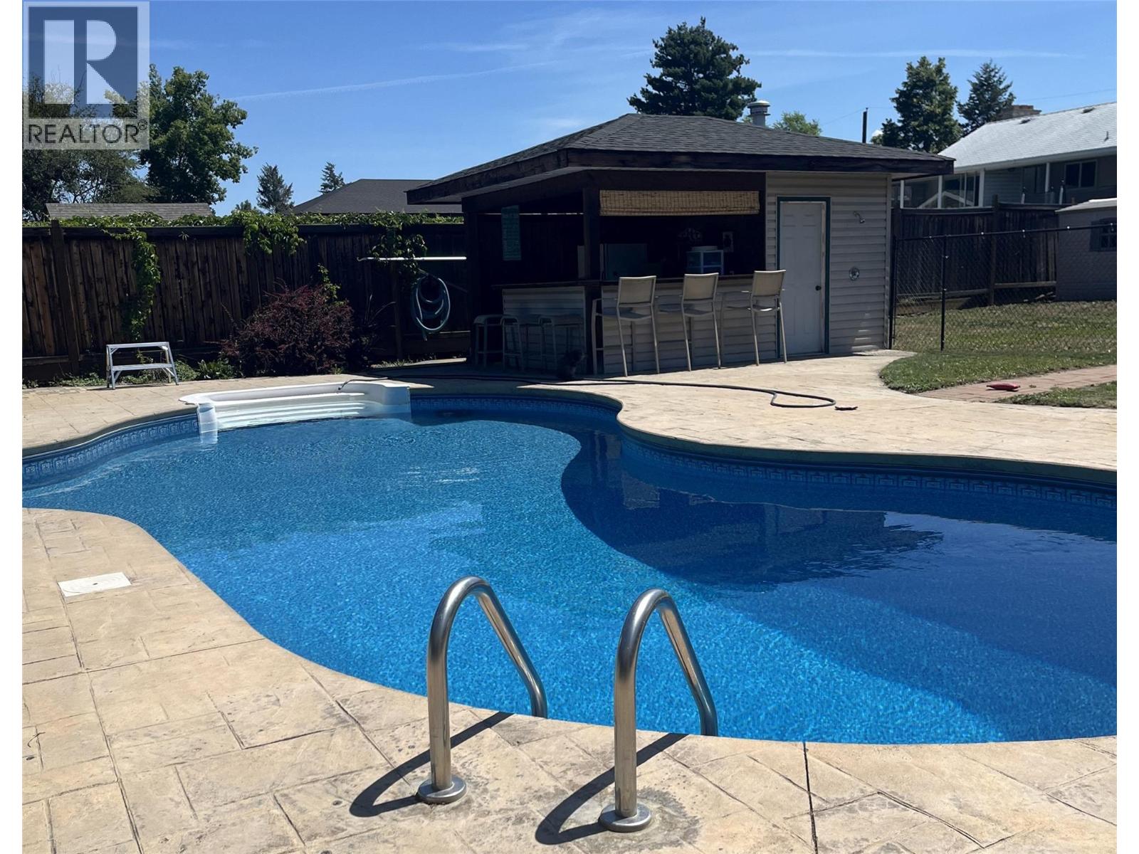 2484 YOUNG Avenue - 25