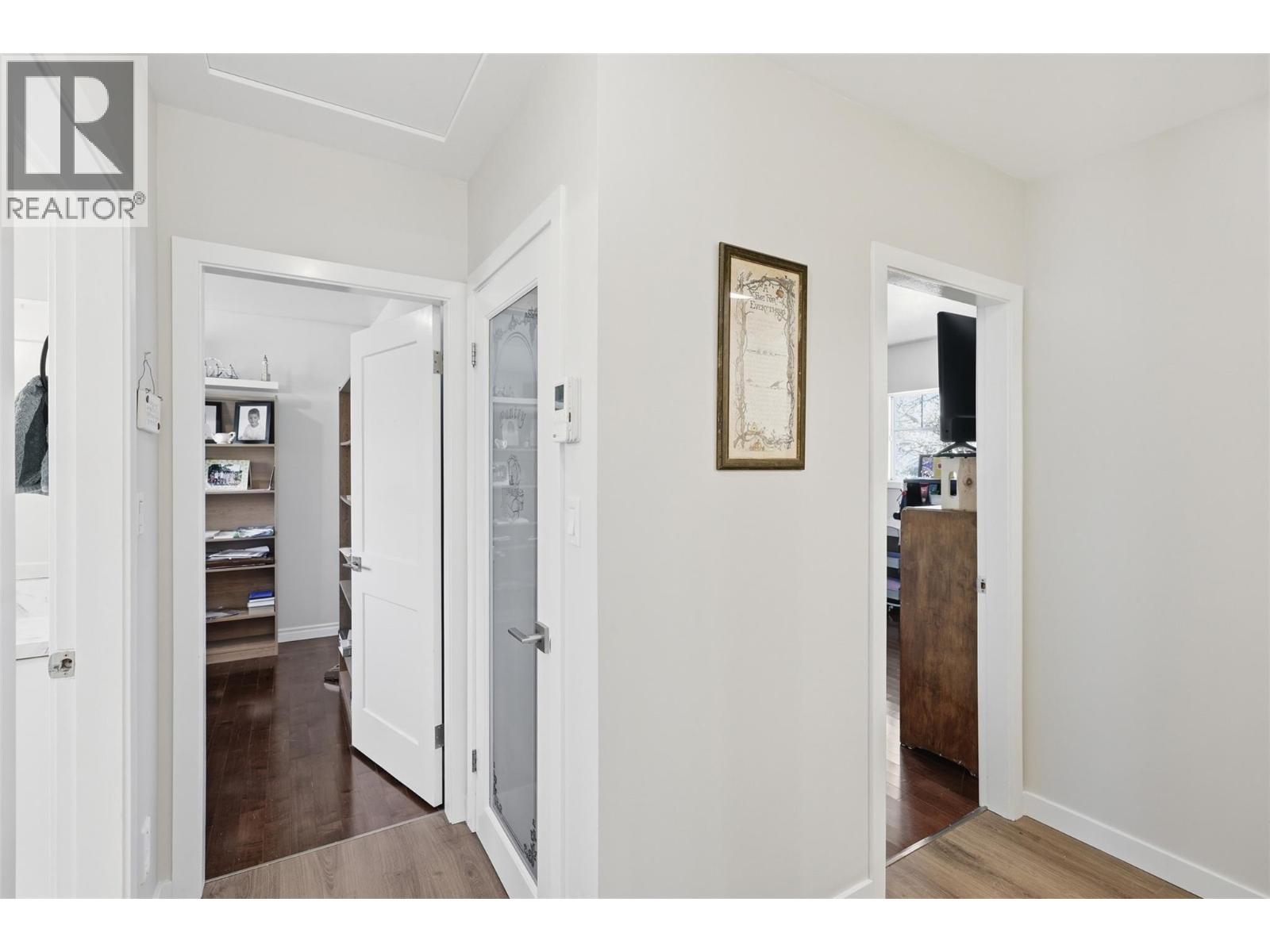 2484 YOUNG Avenue - 27