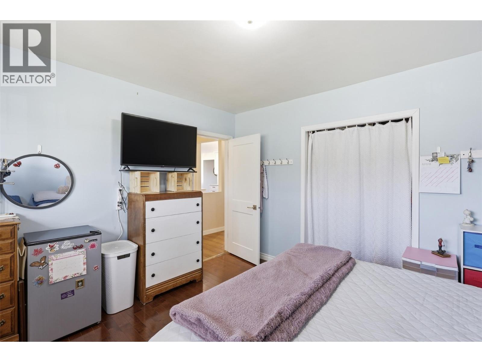 2484 YOUNG Avenue - 29