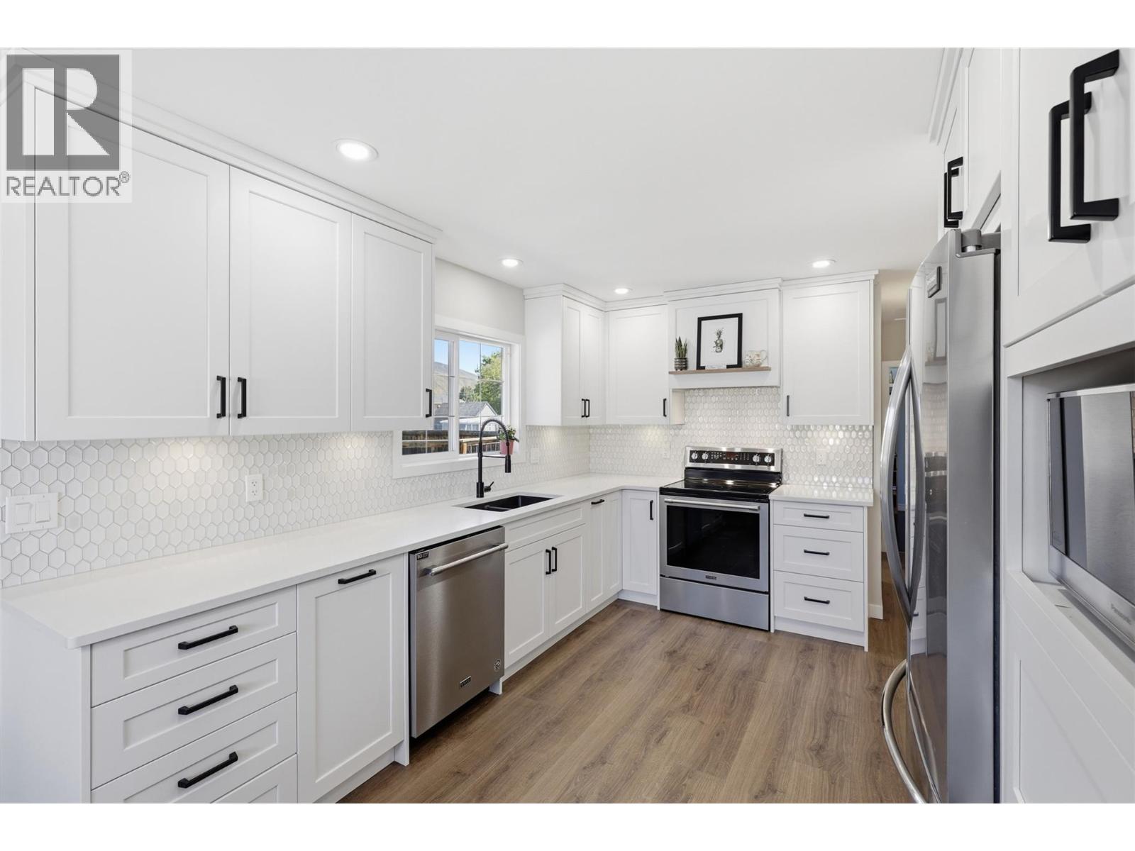 2484 YOUNG Avenue - Image 3