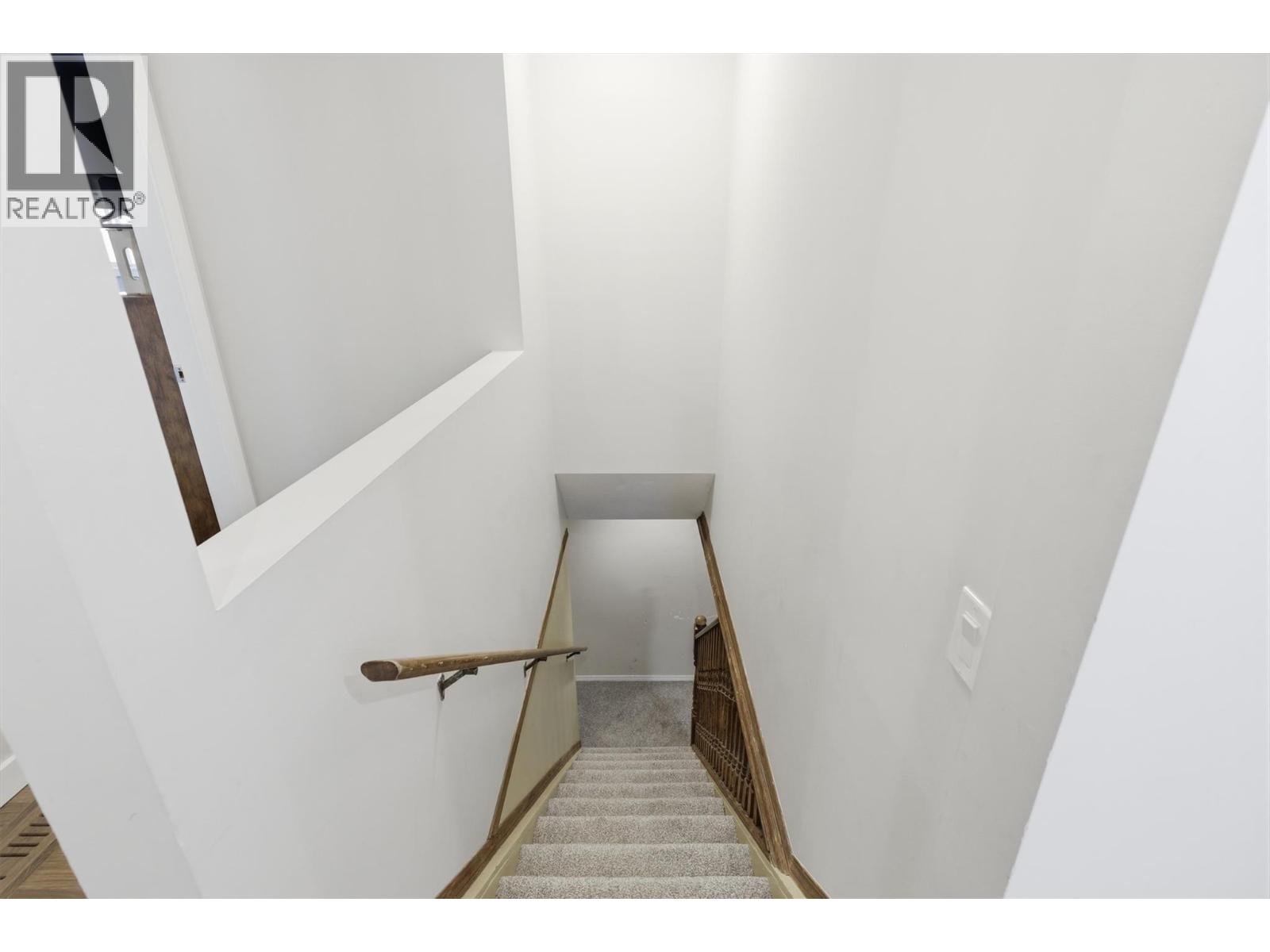 2484 YOUNG Avenue - 32