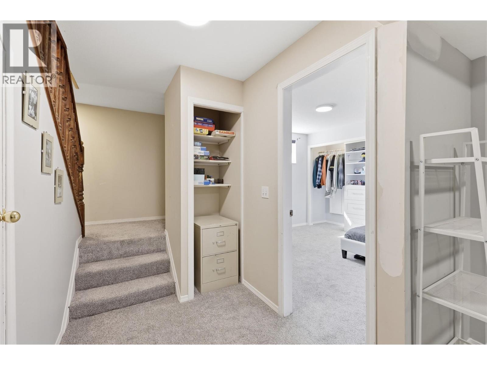 2484 YOUNG Avenue - 33