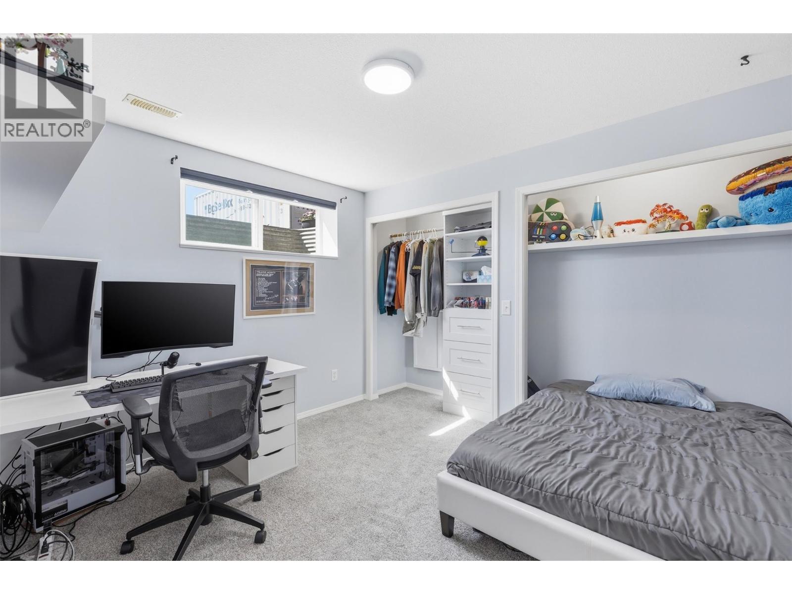 2484 YOUNG Avenue - 34