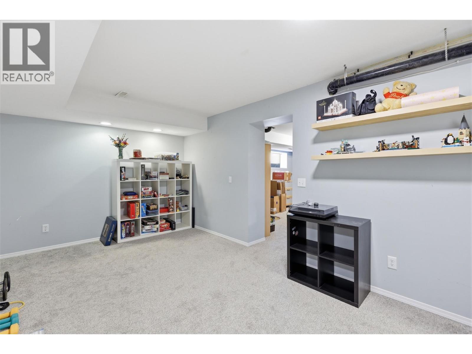 2484 YOUNG Avenue - 35