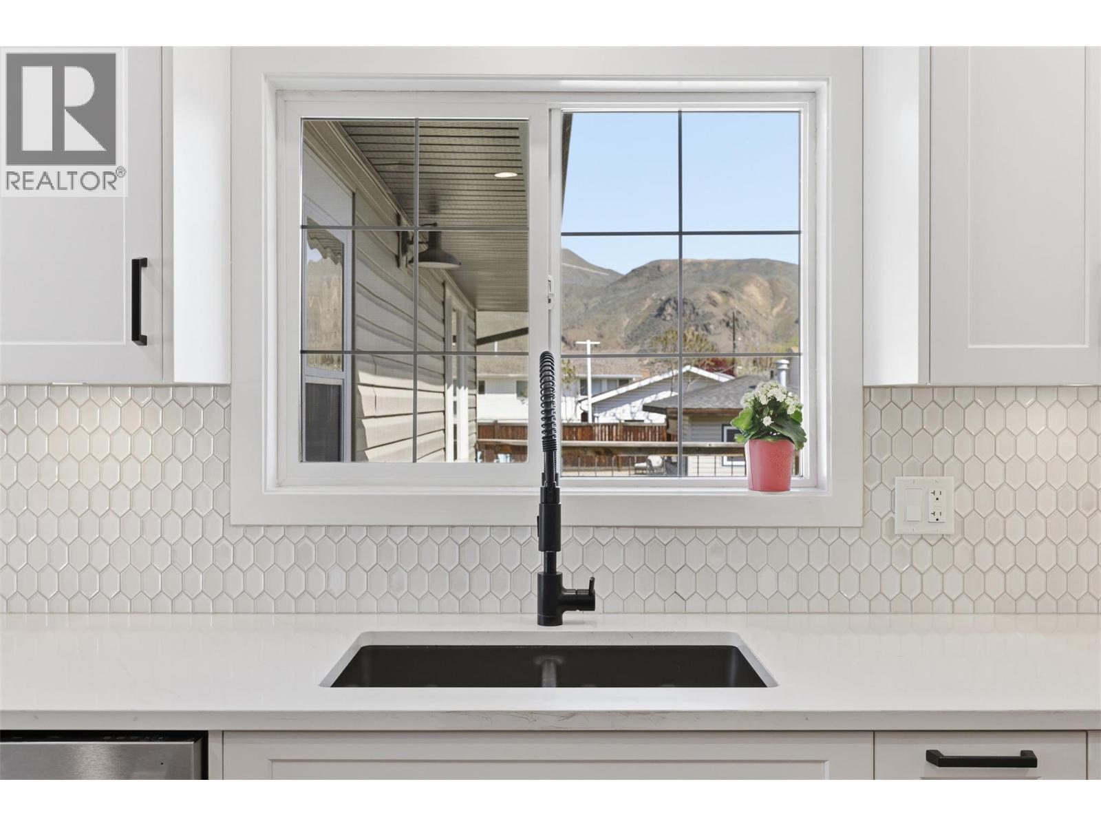 2484 YOUNG Avenue - 5