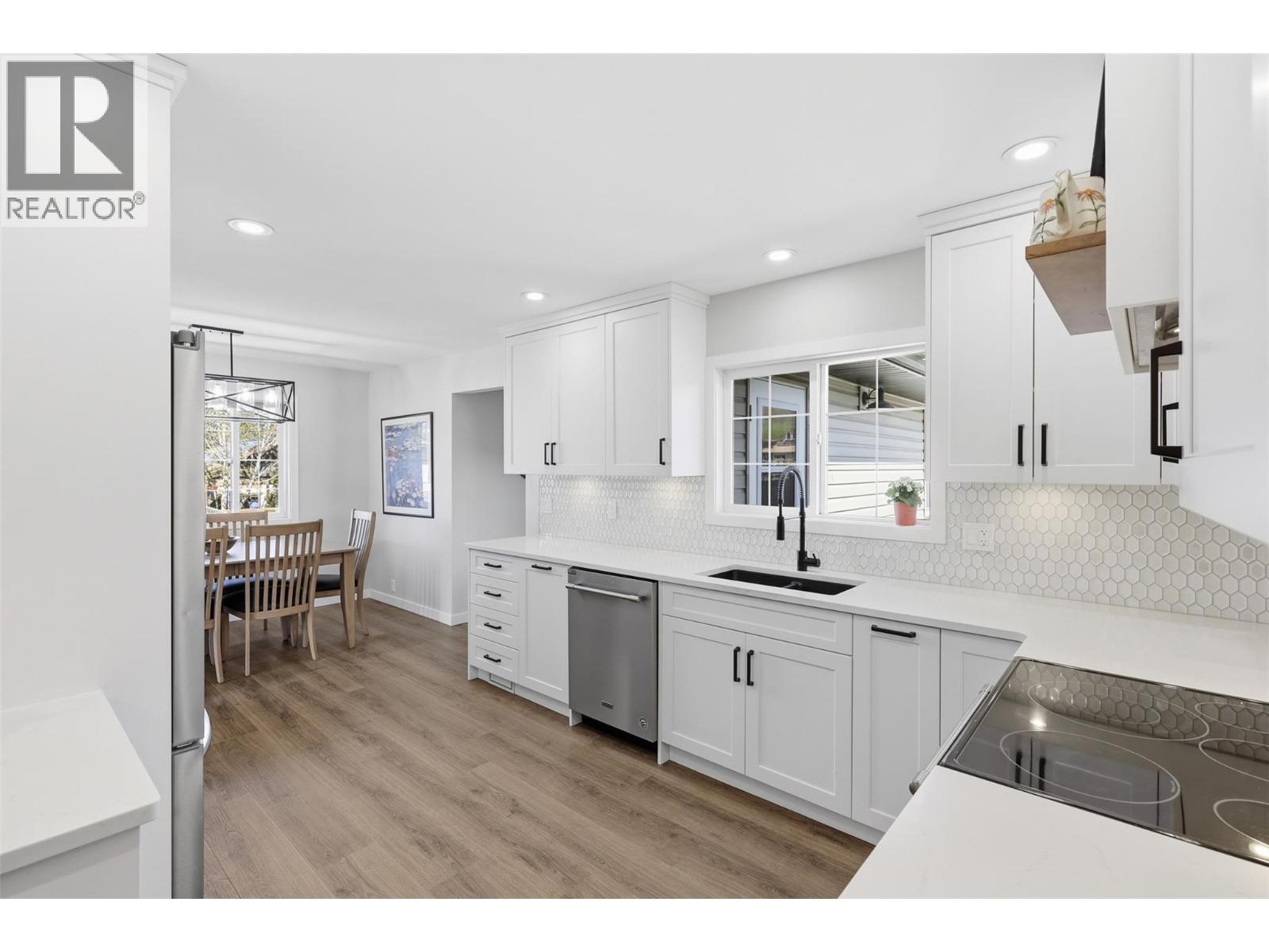 2484 YOUNG Avenue - 7