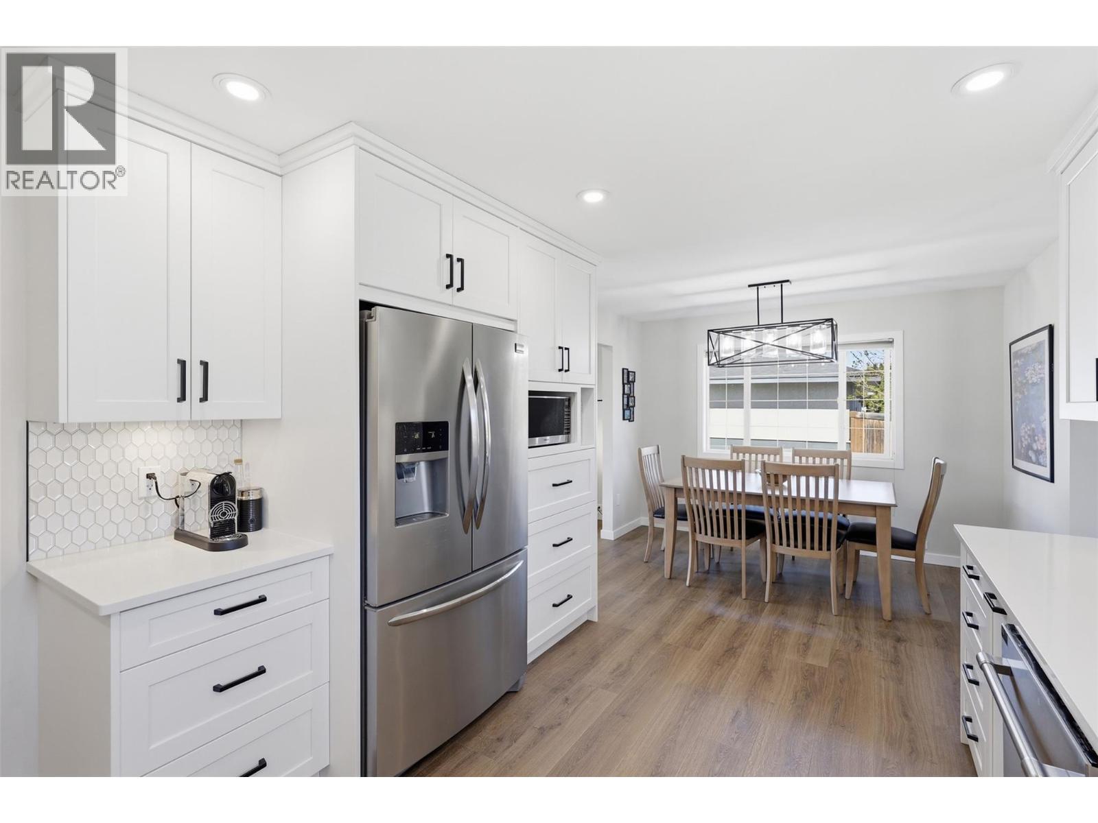 2484 YOUNG Avenue - 8