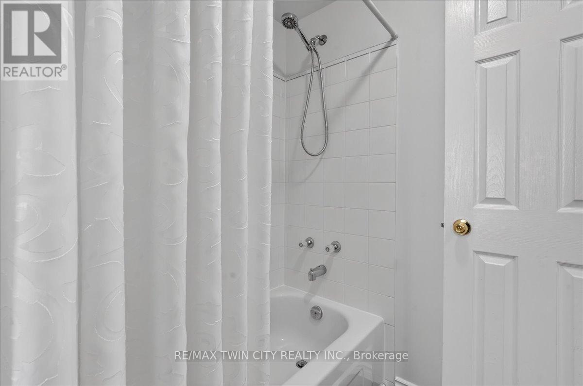 636 GRANGE CRESCENT — photo 35
