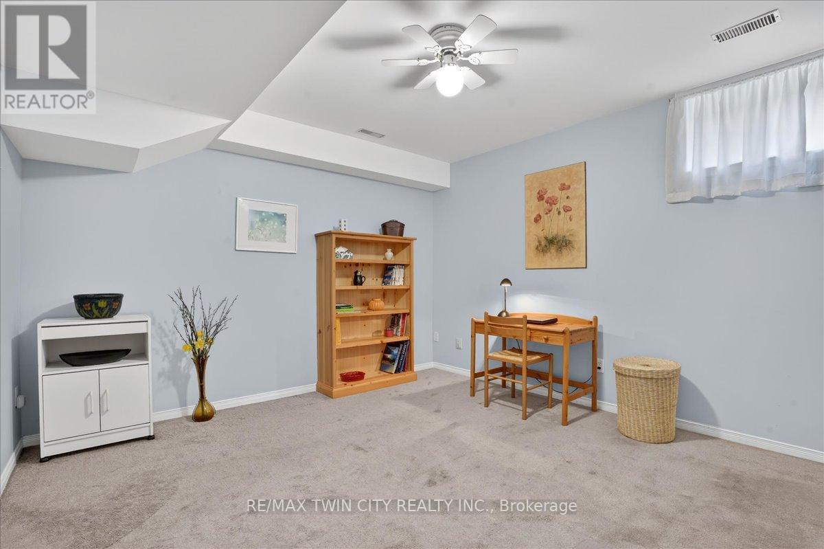 636 GRANGE CRESCENT — photo 37