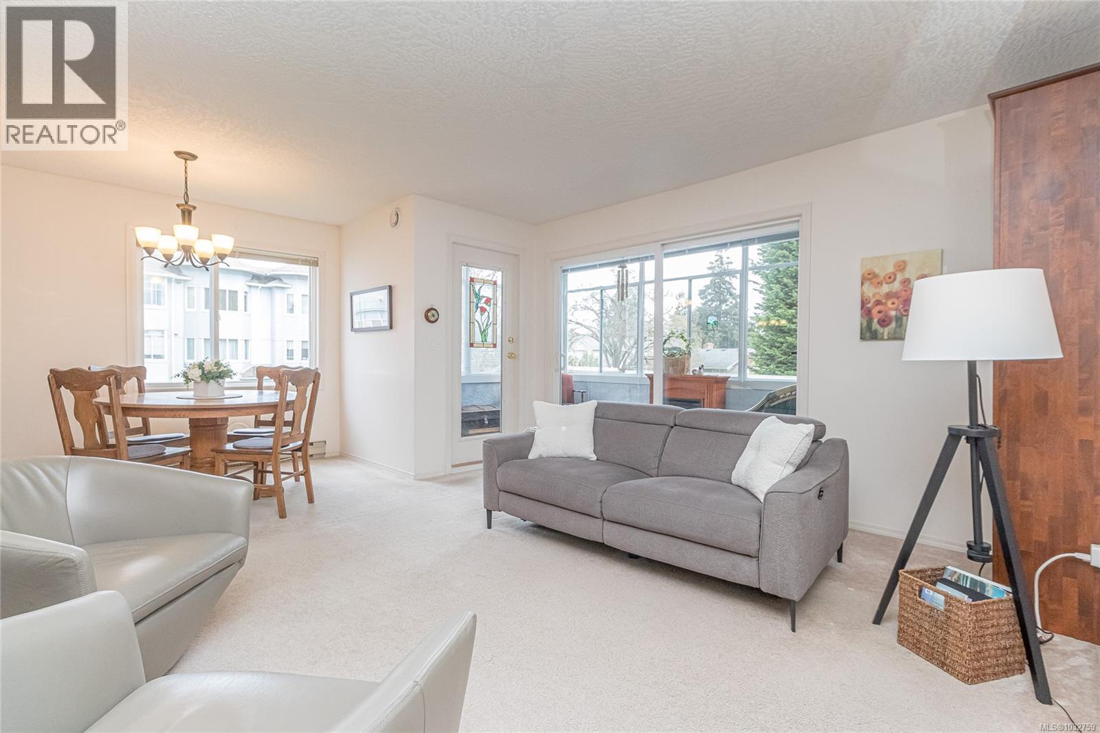 208 3931 Shelbourne Street, Saanich