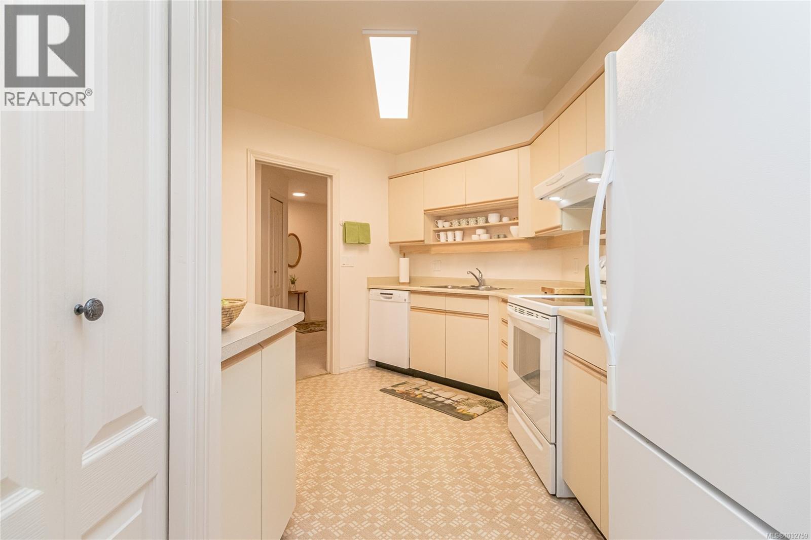 208 3931 Shelbourne Street, Saanich