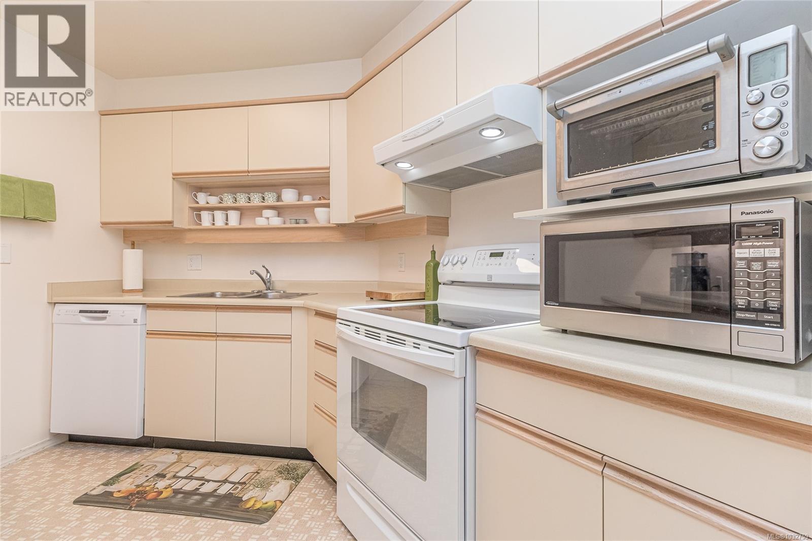 208 3931 Shelbourne Street, Saanich