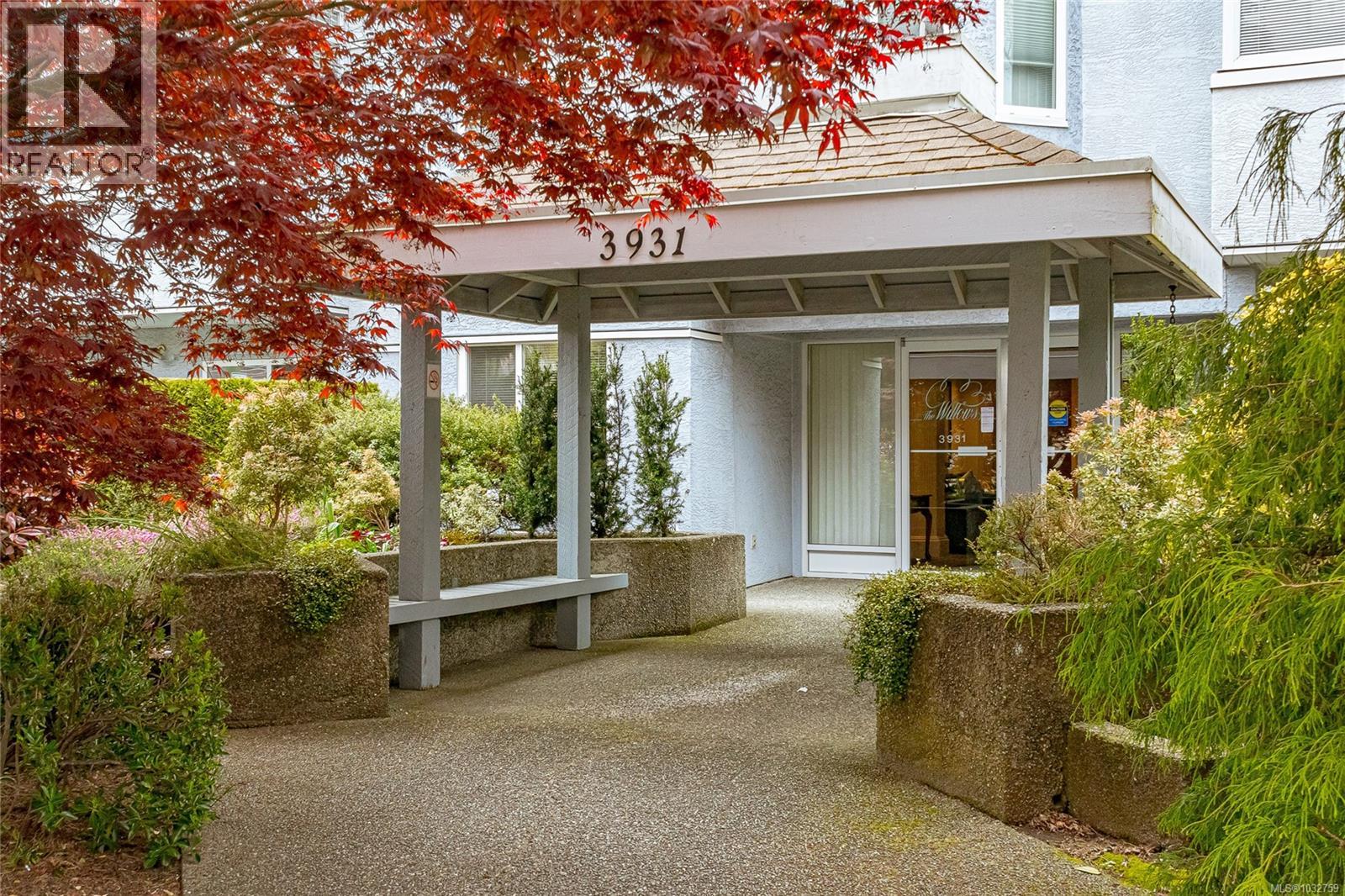 208 3931 Shelbourne Street, Saanich