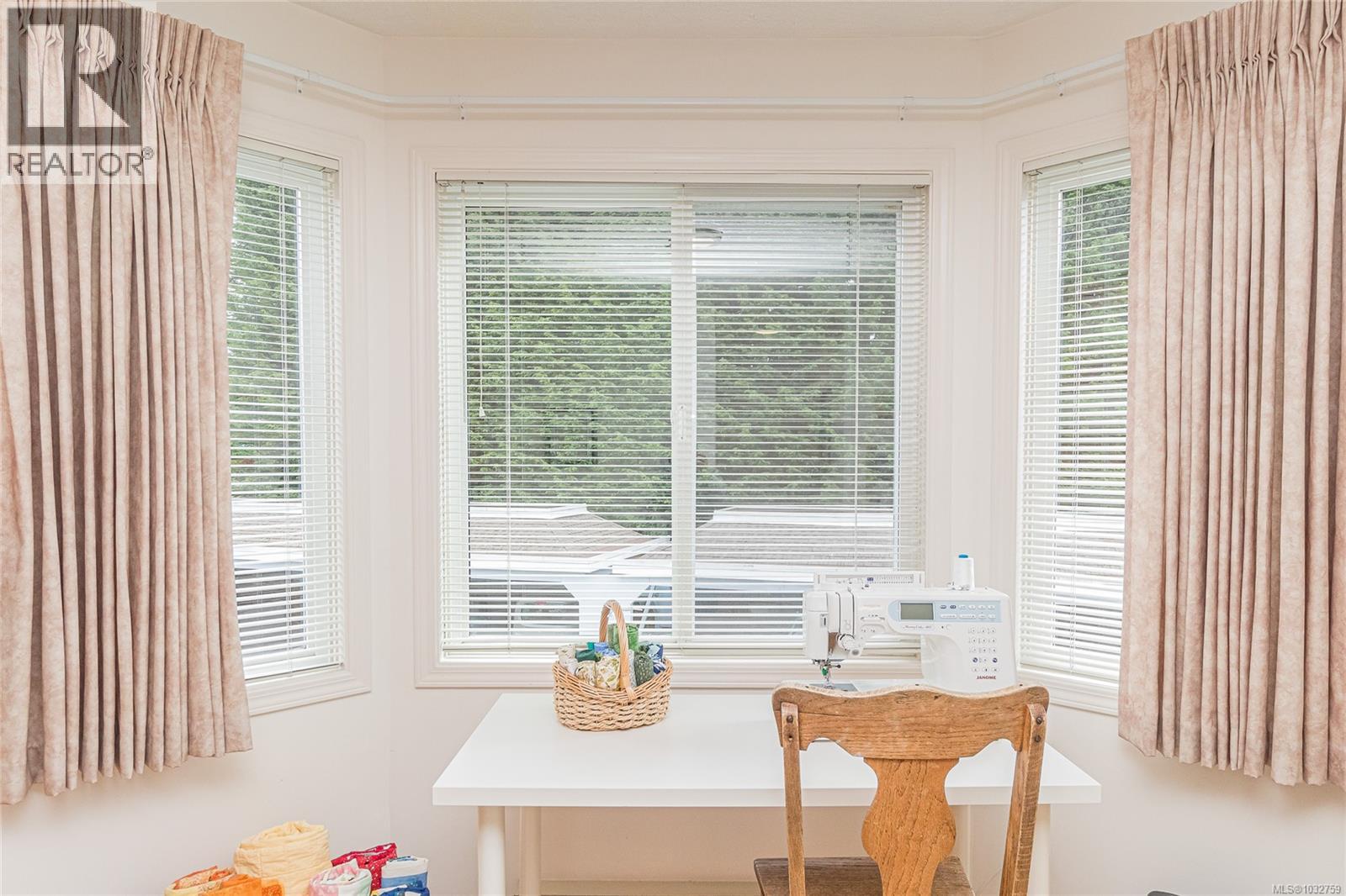 208 3931 Shelbourne Street, Saanich