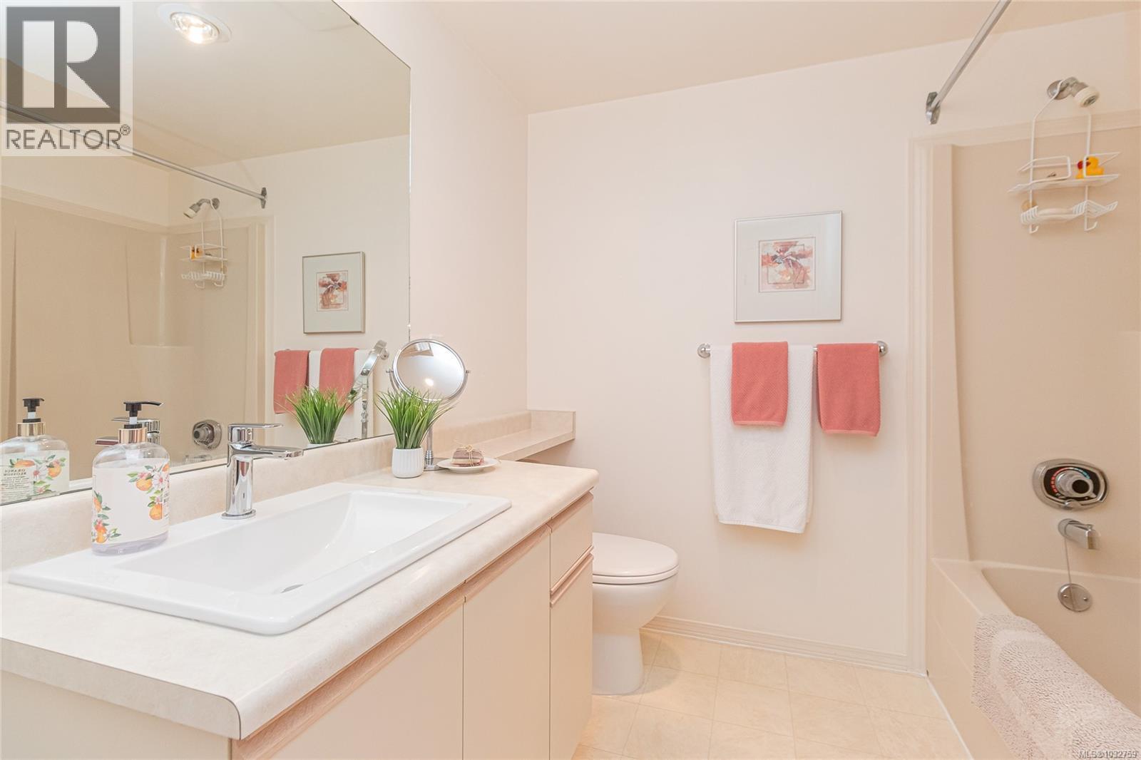 208 3931 Shelbourne Street, Saanich