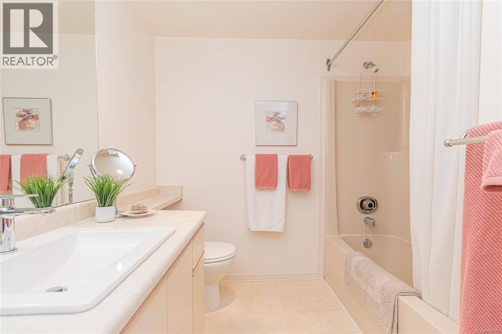 208 3931 Shelbourne Street, Saanich