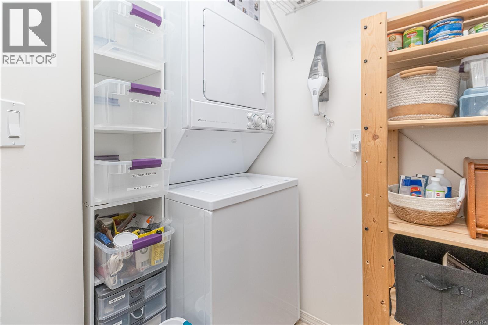 208 3931 Shelbourne Street, Saanich