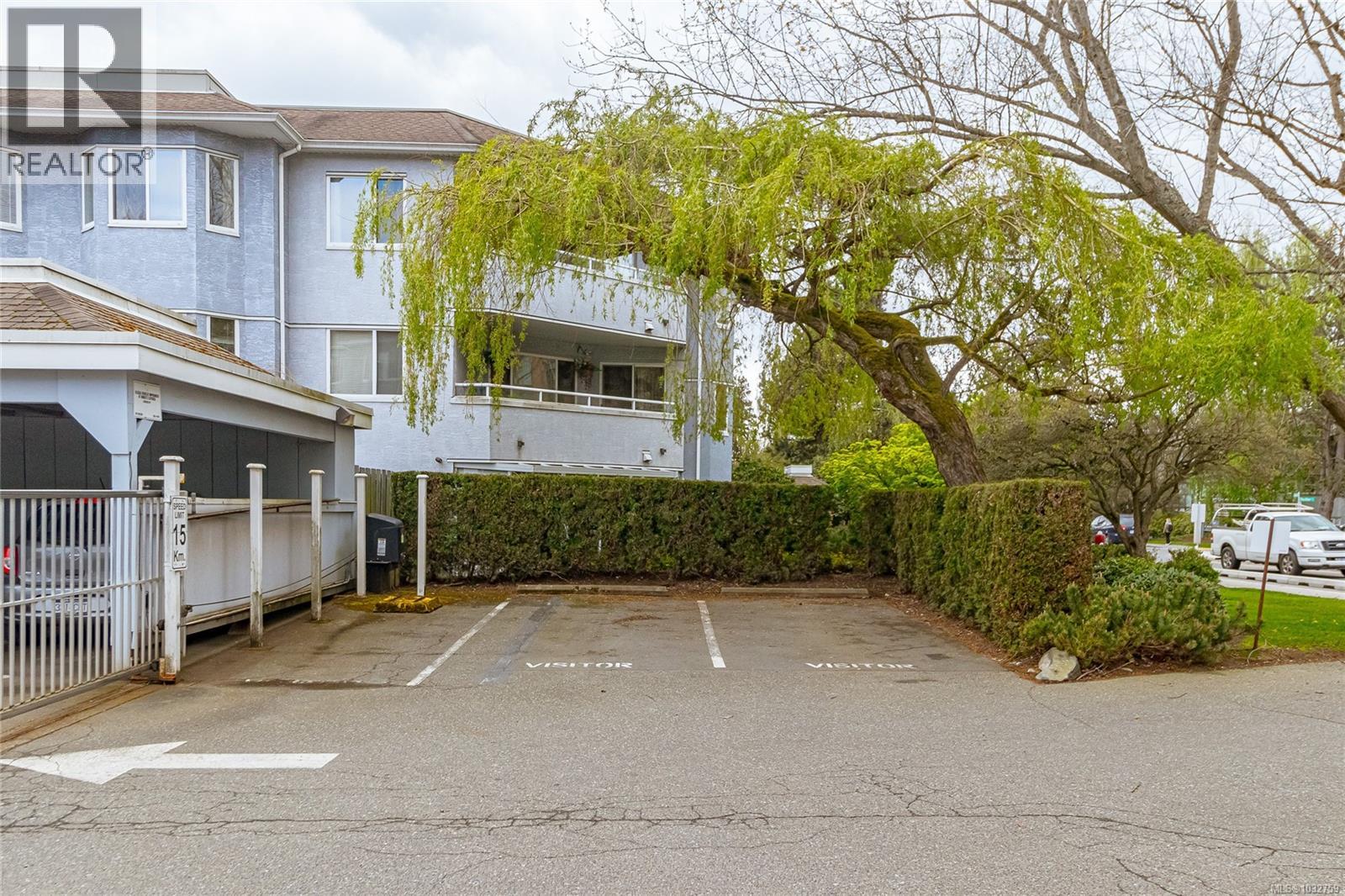 208 3931 Shelbourne Street, Saanich