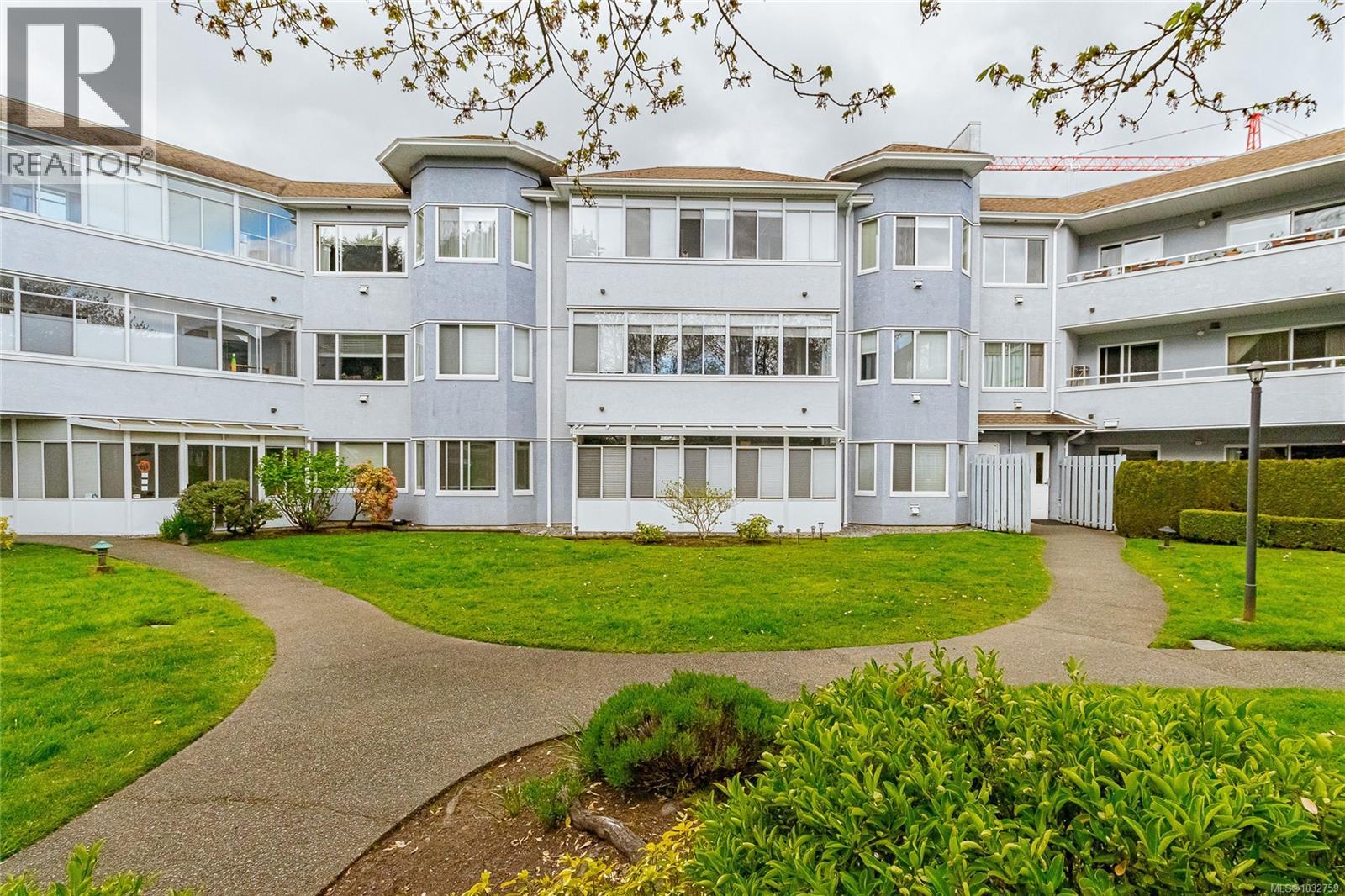 208 3931 Shelbourne Street, Saanich