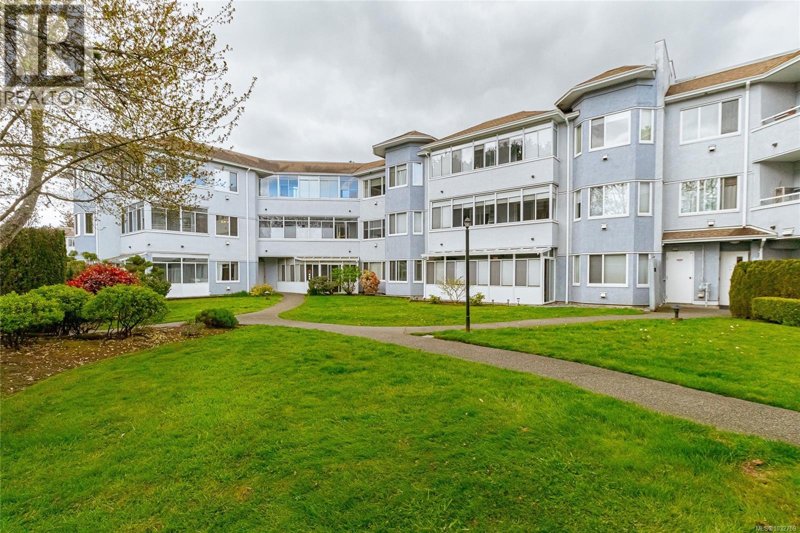 208 3931 Shelbourne Street, Saanich