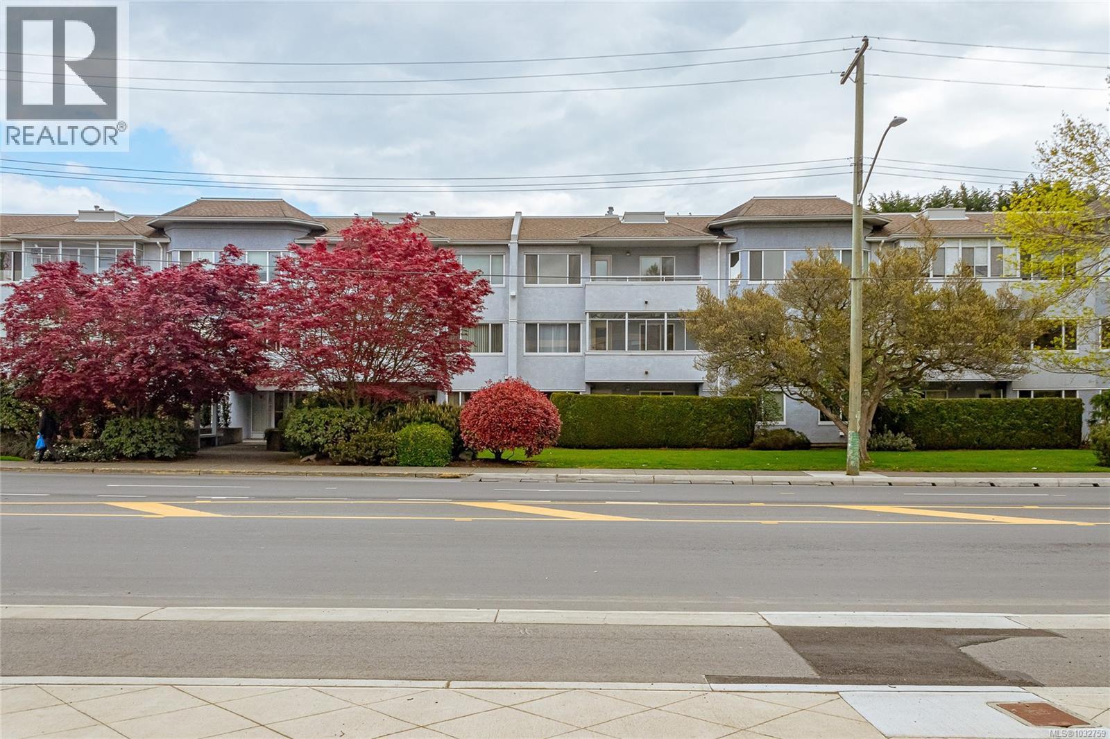 208 3931 Shelbourne Street, Saanich