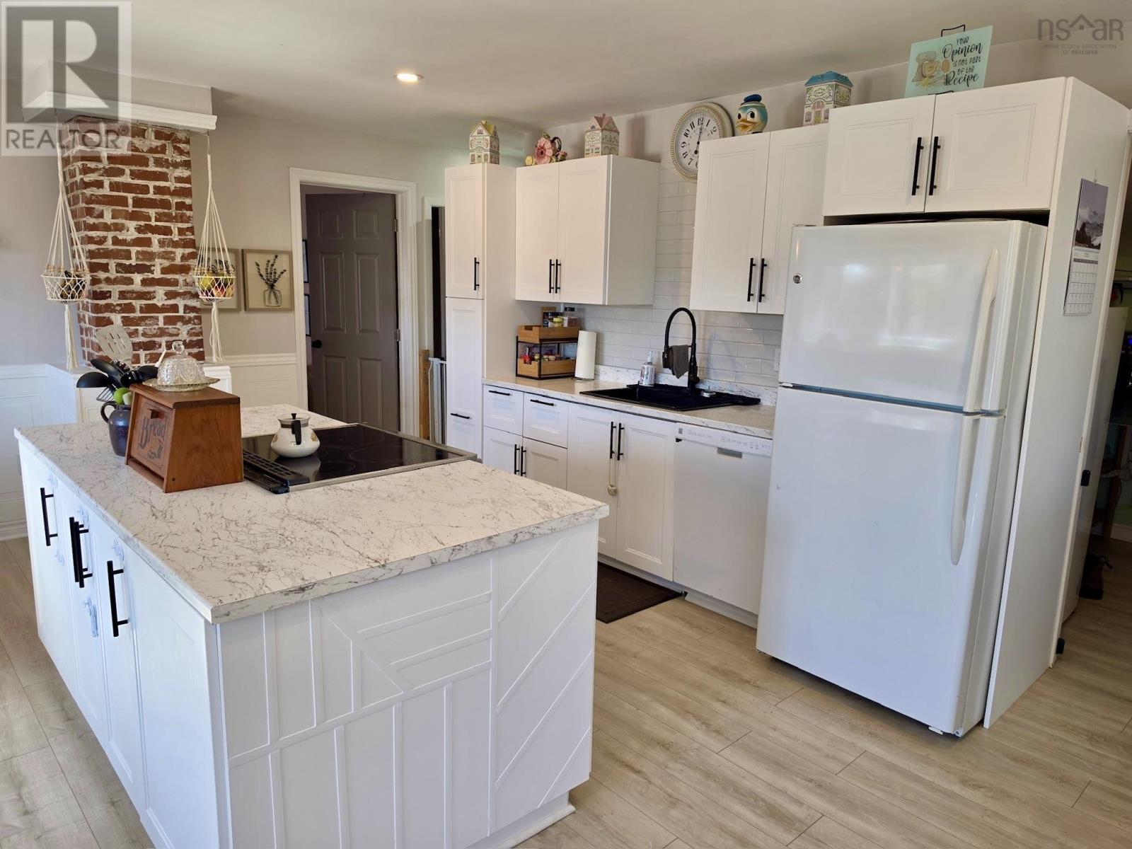 Property 2 of 30 of 553 Beaverbank