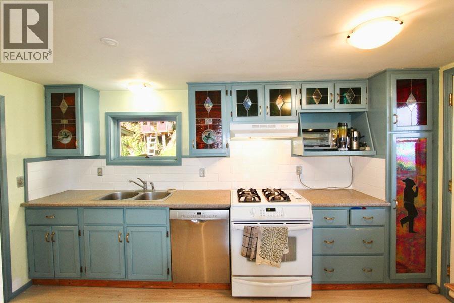 911 3RD AVENUE - 18