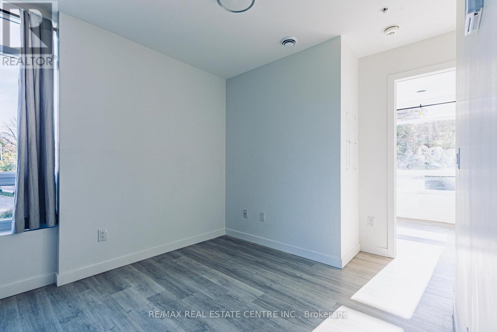 #208 455 CHARLTON AVENUE E - 15