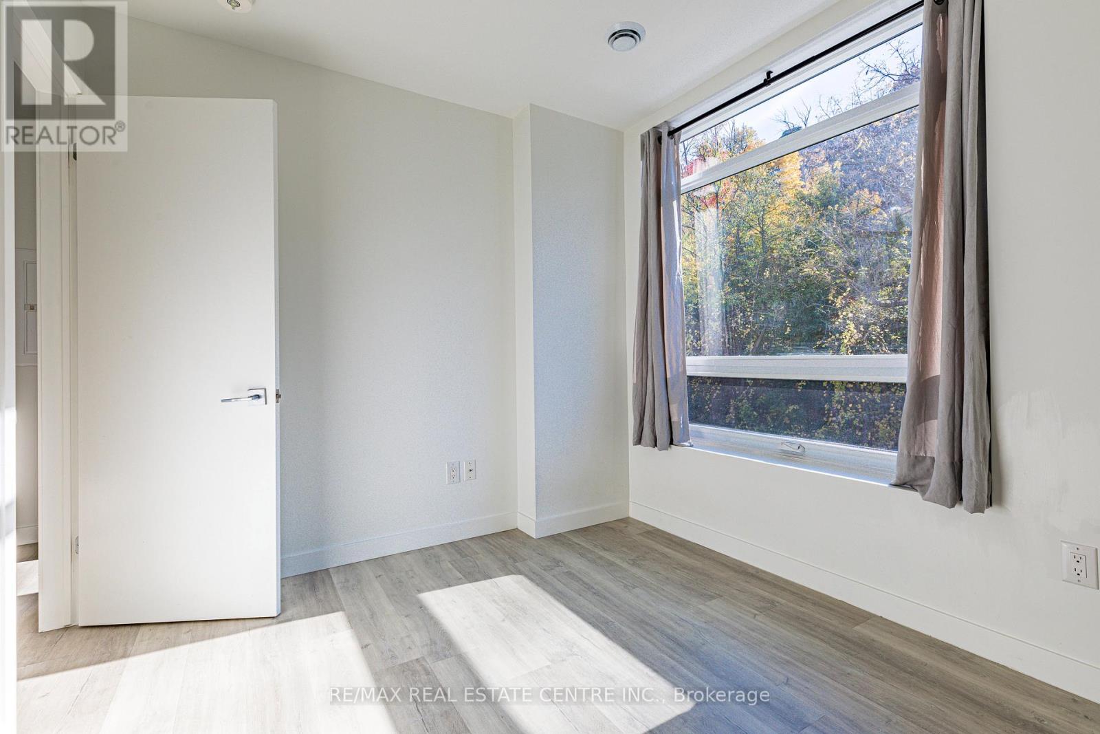 #208 455 CHARLTON AVENUE E - 18