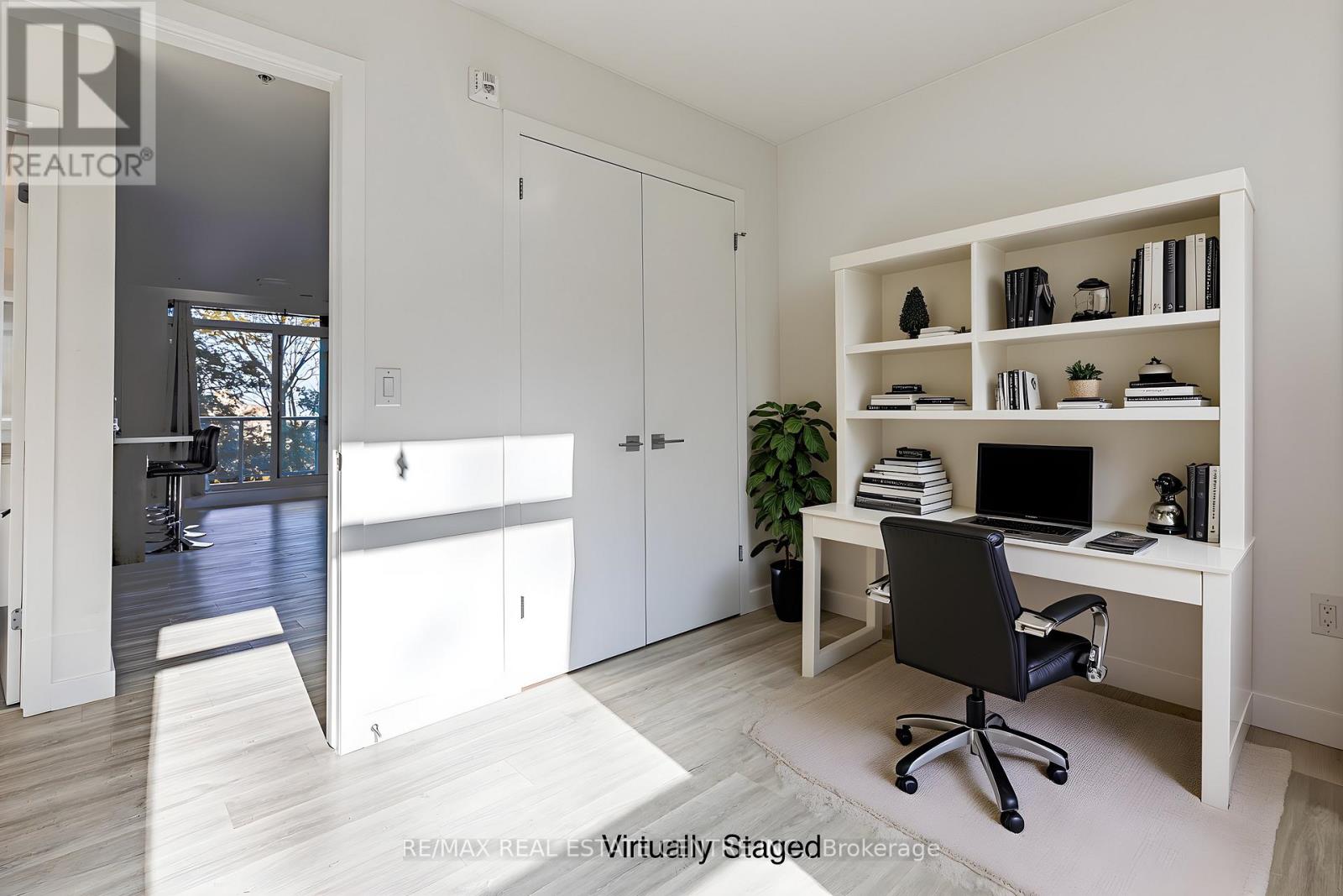 #208 455 CHARLTON AVENUE E - 21
