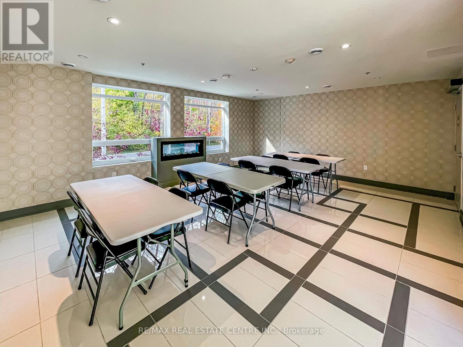 #208 455 CHARLTON AVENUE E - 32
