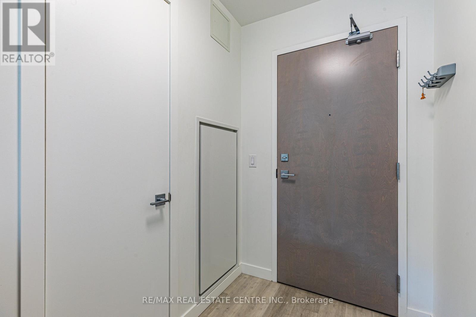 #208 455 CHARLTON AVENUE E - 6