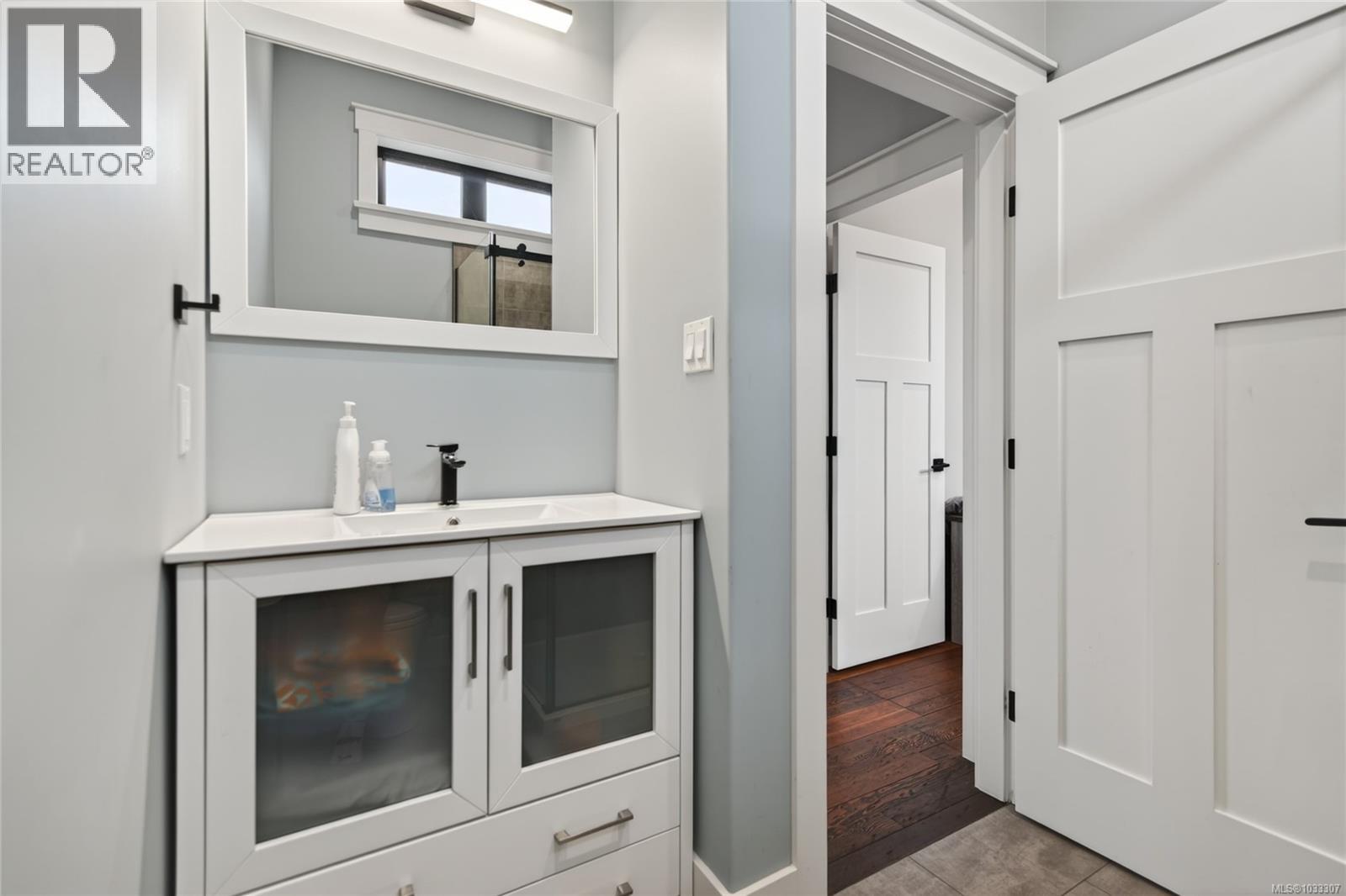 2738 Derwent Ave - 44