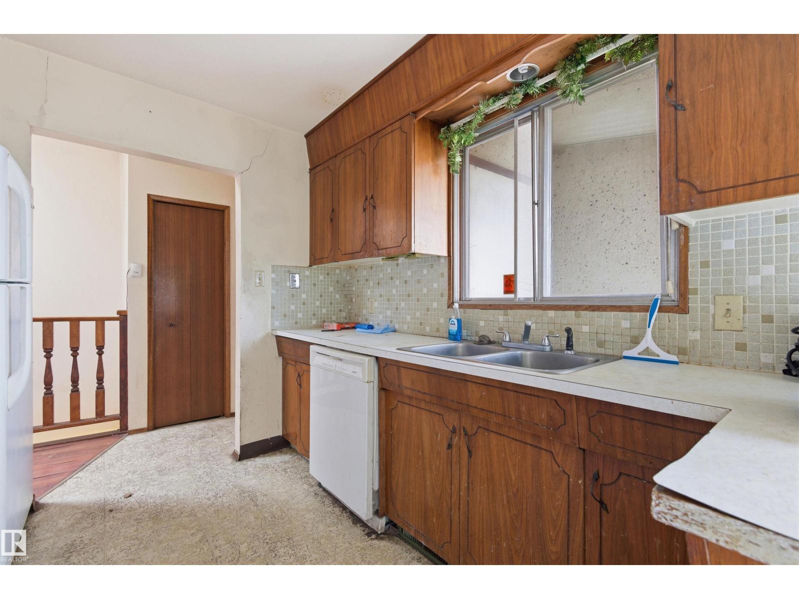 11211 77 AV NW - 16